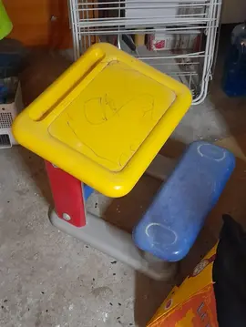bureau enfant et piscine à balles