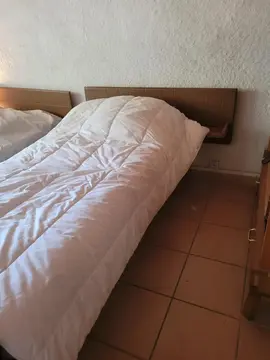 4 lits avec têtes de lit