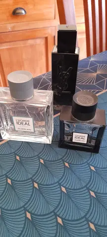 flacons de parfum vides