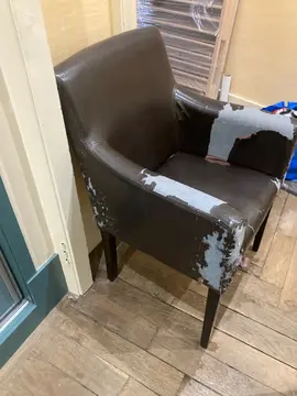 Fauteuil Maison du Monde en simili cuir abîmé