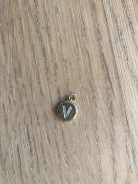 petit pendentif "V", 1 cm de diamètre