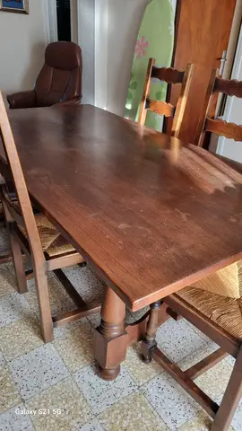 grande table en bois et ses chaises
