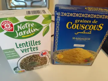 donne boîte de lentilles vertes et semoule
