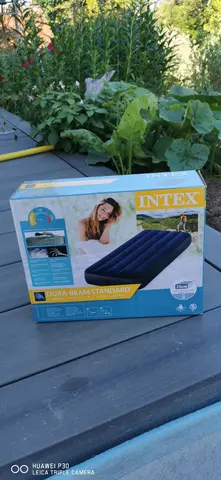 Un matelas pneumatique 1 place neuf jamais déballé