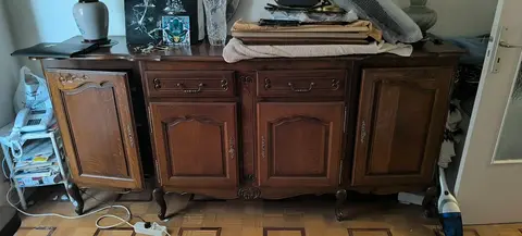 Donne meubles (buffet, canape, table, banc, 6 chaises, lit 140, machine a laver, frigo, commode)