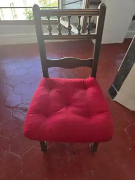 Une chaise en bois, siège tressé