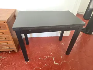 Table noire à rallonge qui double la surface