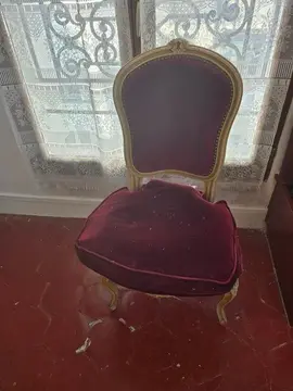 Chaise chic en velours rouge
