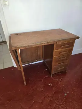 Un petit bureau d'écolier·e en bois