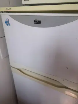 Réfrigérateur Faure deux portes, réfrigérateur en bas, congélateur en haut