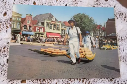 Ancienne carte postale ALKMAAR (Pays-Bas) Kaasdragers Années 60 Ed.Kruger