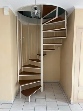 Escalier colimaçon blanc et bois