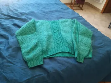 pull en mohair tricoté mains de couleur verte