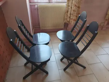 chaise en bois noires