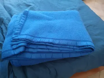 grande couverture bleue pour lit 2 personnes