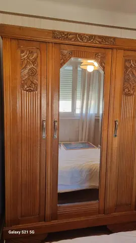 Armoire en noyer et sa table de nuit
