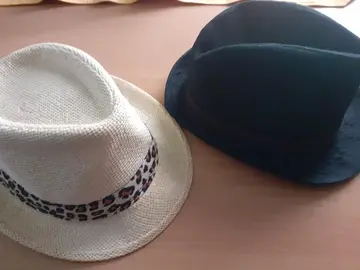 Chapeaux femme, paire de drap brodé blanc