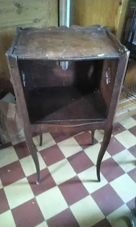 table de chevet ou autre ... en bois. ancienne.
