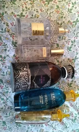 bouteilles vides : parfum orientaux, Chypre et Guerlain.