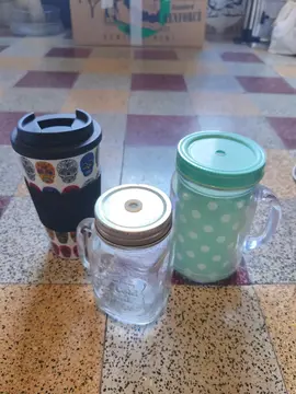 Lot de mug en verre et plastique