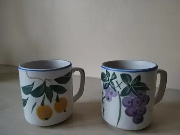 2 tasses, motifs de fruits