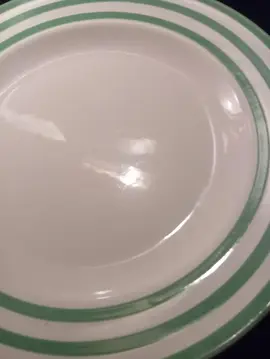 1 assiette blanche et vert avec lignes