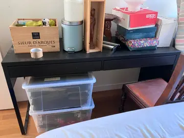 bureau noir pas très profond