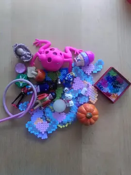 Ensemble de petits jouets pour faire des lots