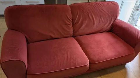 Canapé rouge en velours ras