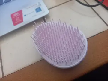 petite brosse a cheveux en plastique violet
