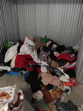 lot de vêtements frippe en vrac