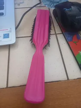 petite brosse rose et noir pour femme