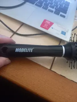 petite brosse noir pour faire des boucles