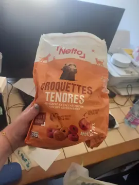 paquet de croquette mouleuse pour chien encore bonne paquet abimer