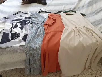3 ROBES MI-LONGUES TAILLE 44 ET UN CHEMISIER