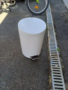 Poubelle blanche pédale 30 litres