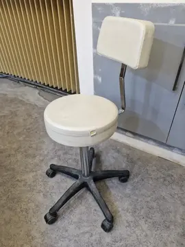 chaise d’esthéticienne à roulettes
