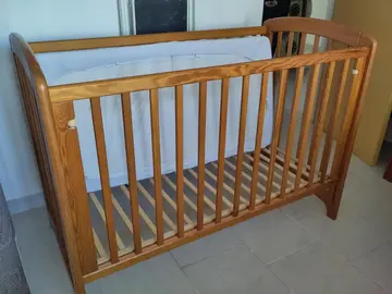 lit bébé à barreaux
