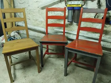 3 chaises et 1 pouf