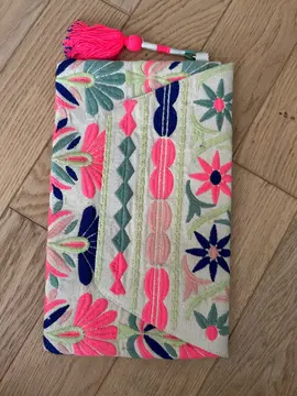 Pochette brodée