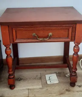 2 tables de nuit identiques