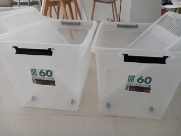 2 bacs en plastique : 1 ikea et 1 action