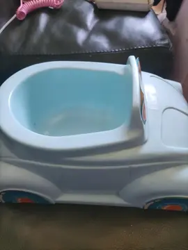 pot de toilette en forme de voiture.