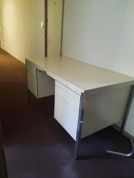 Bureau en métal
