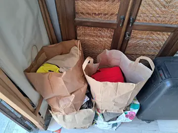 2 sacs vêtements divers, propres, lavés