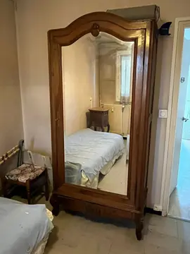Armoire ancienne avec miroir