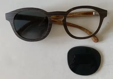 Lunette de soleil en bois