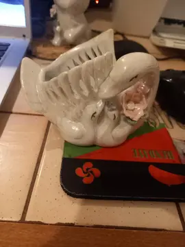 Bibelot signe en porcelaine