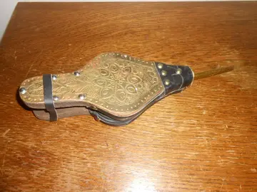 Petit souflet cuir et bois.