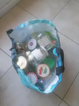 Bocaux vides avec couvercle.